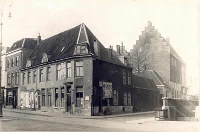 72069 Gezicht op de huizen Vinkenburgstraat 22 (links) -28 te Utrecht met rechts de Drakenburgsteeg.N.B. De straatnaam ...